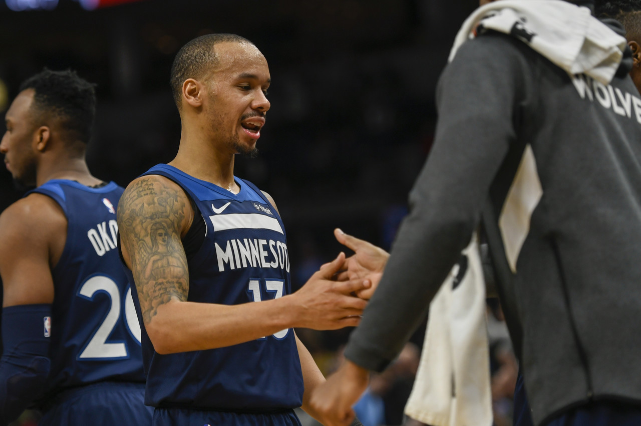 NBA湖人主场大胜快船（湖人在主场大比分击败快船）