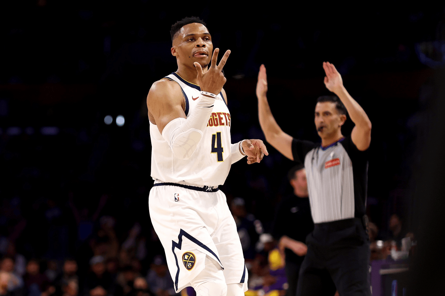 里程碑！科比·怀特生涯三分命中数突破1000记（科比·怀特达成生涯1000记三分里程碑）