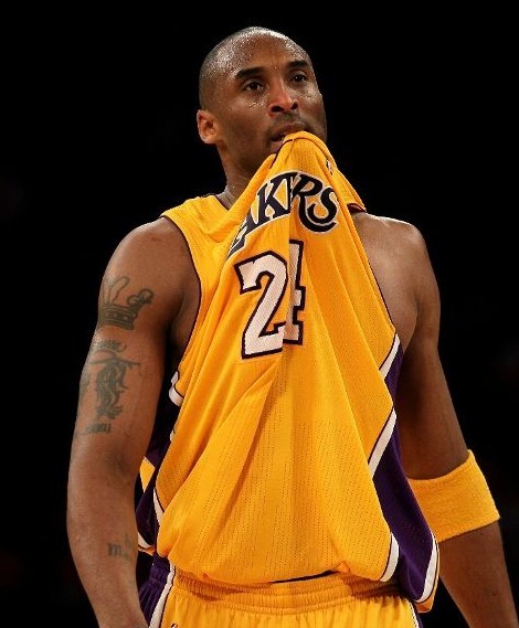 她在轮椅上“投中”梦想（轮椅上的她，投进了梦想）