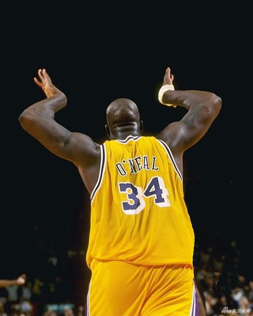 西亚卡姆和杰克逊半场均得分上双，二人合砍27分（西亚卡姆与杰克逊半场双双得分上双，共取27分）