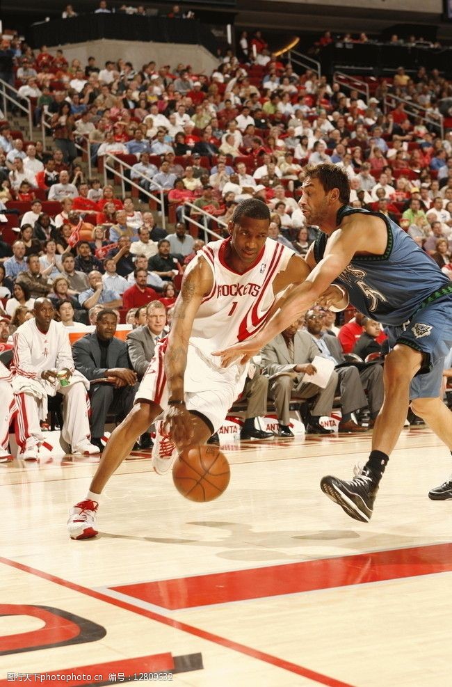 亚足联官网：上海海港卫冕中超冠军，却在亚洲赛场举步维艰（亚足联官网：上海海港再夺中超桂冠，亚洲赛场步履维艰）