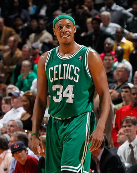 姆巴佩手指骨折不下火线！皇马精神传承者誓死一战 伯纳乌球迷爆发不满（姆巴佩带伤不下火线：皇马意志接班人誓拼到底，伯纳乌不满声四起）