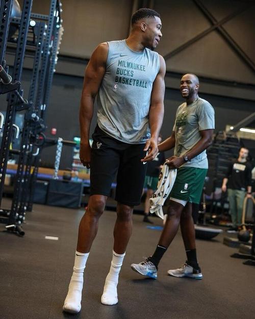 范弗里特：火箭开季表现超出我的预期，我们肯定有机会争冠（范弗里特：火箭开局表现超预期，我们绝对有实力冲冠）