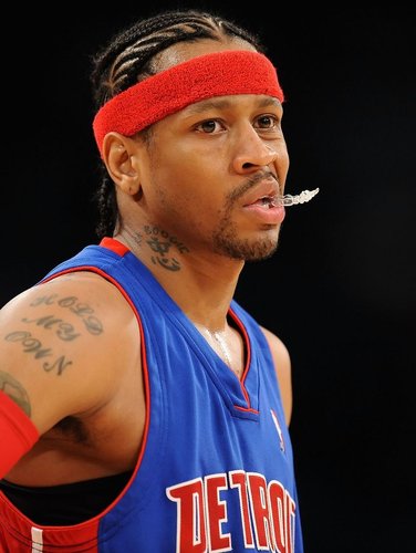 奥迪召开发布会展示2026赛季概念车，拜仁众将与车进行合影（奥迪发布会亮相2026赛季概念车，拜仁球员现场合影）