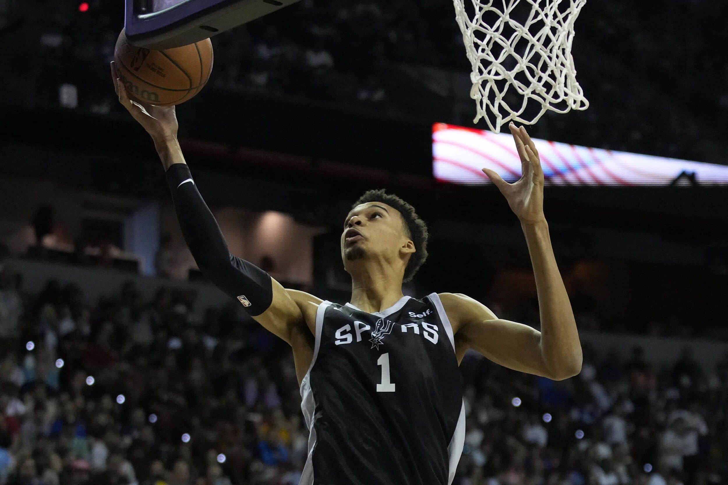 南通发布：苏超南通队载誉而归，3000多名球迷迎接城市英雄（南通发布：苏超南通队凯旋归来，三千余名球迷热情迎接城市骄傲）