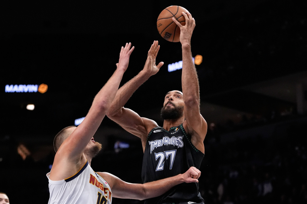 意甲第十四轮：萨索洛3-1逆转佛罗伦萨，紫百合陷入困境（意甲第14轮：萨索洛3-1上演逆转，佛罗伦萨陷入低迷）